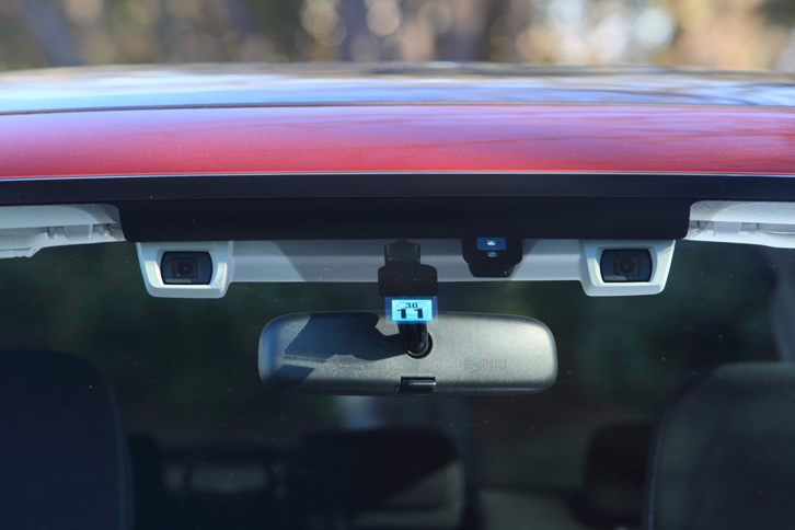 第3世代に進化した今日の「アイサイト」。従来のシステムより、カメラの視野角と視認距離をともに40％拡大したほか、これまでモノクロだった映像をカラー化することで、情報の解析能力を高めている。