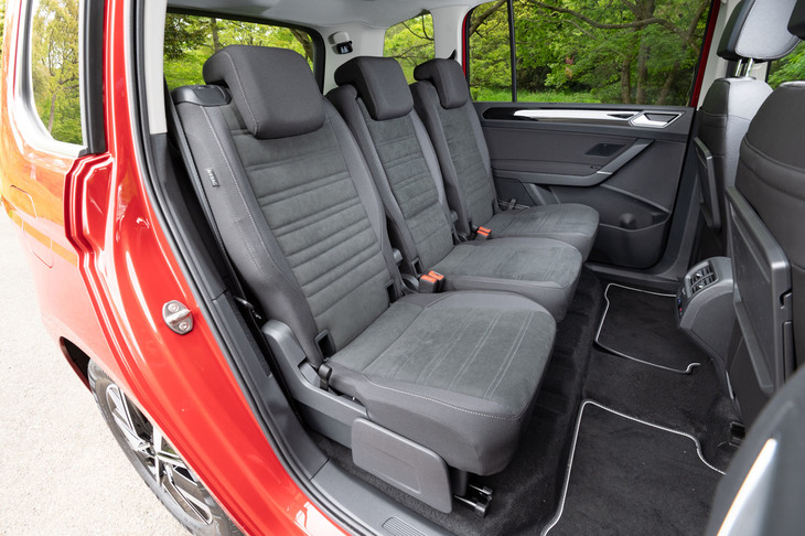 2列目シートは完全な3座独立式となっており、個別にスライドやリクライニング、格納が可能だ。