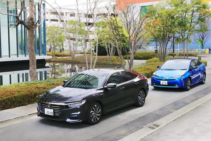 復活した「ホンダ・インサイト」（写真手前）は、かねてのライバル「トヨタ・プリウス」（同奥）と比較。ハイブリッドカー20年の進歩がもたらしたものを探ります。
	（photo：荒川正幸）