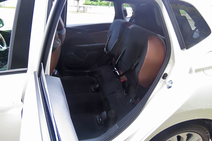 ホンダ・フィット ハイブリッドL Honda SENSING（リアシート）