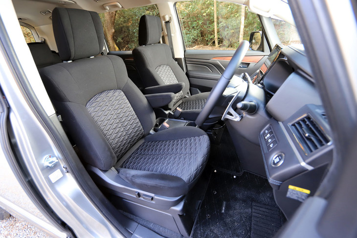 上級グレードの「P」「Gパワーパッケージ」では、運転席に電動調整機構を採用。エントリーグレードの「M」以外には本革シートも用意される。