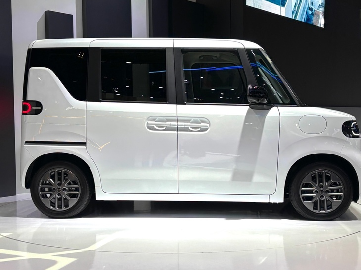 BYDオートジャパンが日本の軽乗用車市場への参入プランを発表したのは2025年4月のこと。もちろんそれ以前からプロジェクトは動いていたのだろうが、わずか半年後にはショーでの展示にこぎ着けてしまうのだからすごい開発スピードだ。