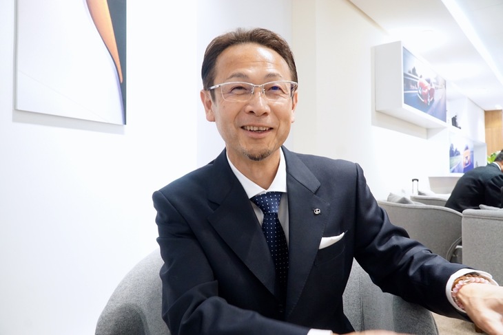 吉岡さん：後席専用の26インチモニターや冷蔵庫、液晶タイプの調光シェード、さらにマークレビンソンの19スピーカーオーディオも付いてます。