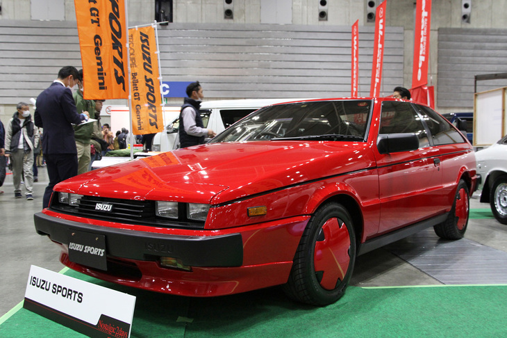 「いすゞ・ピアッツァ イルムシャー」。初代ピアッツァに1985年に追加されたモデルで、オペルのチューナーとして名をはせたドイツのイルムシャーがサスペンションなどをチューニング。エンジンは2リッターSOHCターボを搭載。俗に“ヒトデ”と呼ばれたホイールカバーは「アスカ」と「ジェミニ」のイルムシャーバージョンにも使われた。