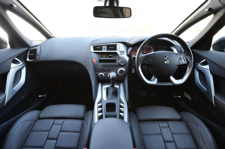 ほどよくタイトなコックピットはクーペをほうふつとさせる。2本1組で構成されるAピラーがユニーク。