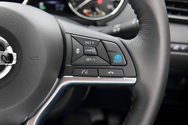 ステアリングホイールに備わる「プロパイロット」の操作スイッチ。基本的な操作方法は、通常のアダプティブクルーズコントロールとほとんど変わらない。