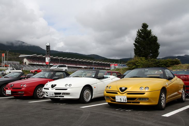 先の「GTV」と同時にデビューした「スパイダー」。シートはGTVの2＋2に対して2シーターとなる。