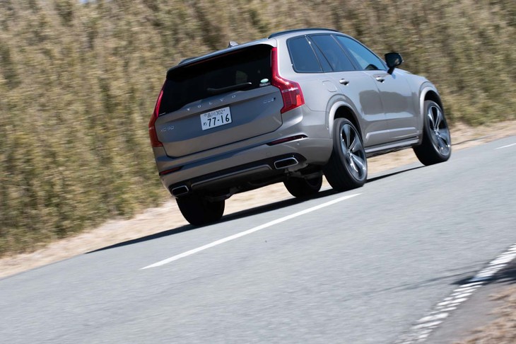 先進安全・運転支援装備「インテリセーフ」が全車にフル機能で備わるのはボルボならでは。最新モデルでは車線維持支援システムのキャンセル時にステアリングを振動させる（従来は警告音のみ）などの改良が加えられている。