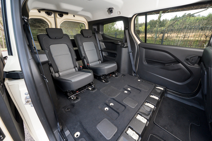 3列目に2脚の4人乗り。空間としてはそれほどぜいたくではないが、気分は「エグゼクティブラウンジ」だ。