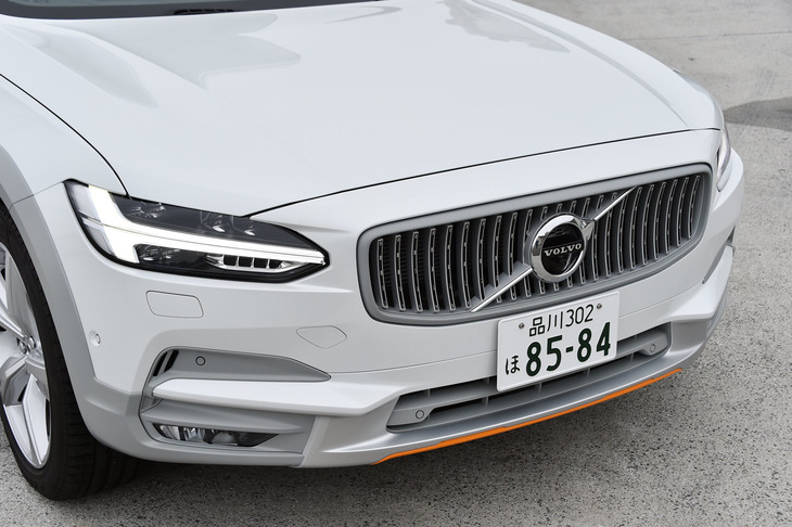 フロントのバンパー下部には専用カオリングレーカラー・ボディーパーツを装備。