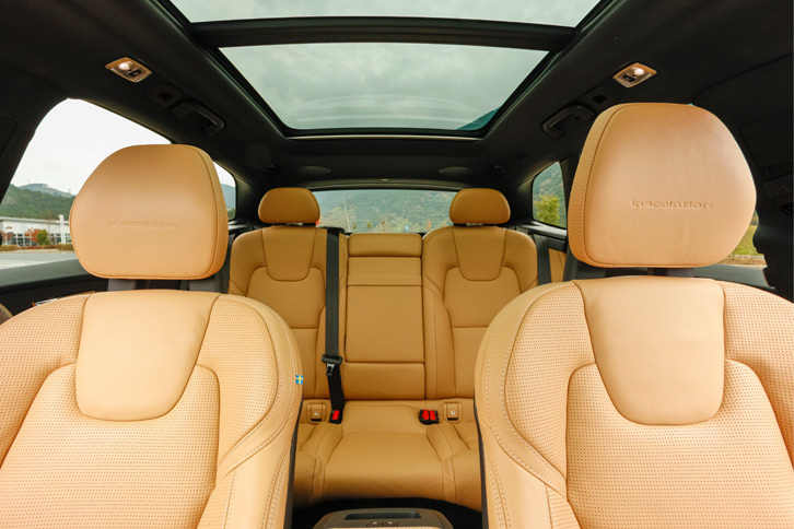 「T8 Twin Engine AWDインスクリプション」の前席には、マッサージ機能やベンチレーション機能も備わる。表皮は上質なナッパレザー。電動パノラマ・ガラス・サンルーフは、チルトアップ機構付き。