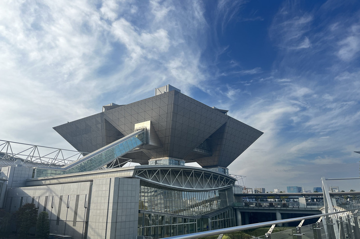 「TOKYO E-PRIX」の舞台は、東京・有明。東京ビッグサイトの東棟を囲むようにレイアウトされた全長2.582kmのストリートコースには、アップダウンのあるエリアや、周辺の公道部分が含まれている。