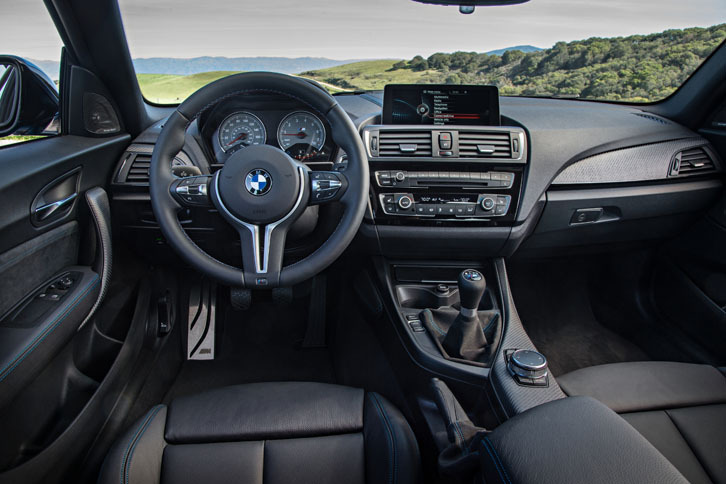 ブラックで統一されたシンプルかつスパルタンなインテリア。センターパネルはドライバー方向にわずかに傾斜しており、インパネの中央に8.8インチのディスプレイが備わる。