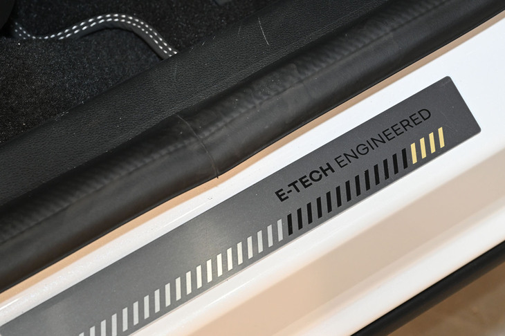 サイドシルに貼られた「E-TECH ENGINEERED」のプレート。
