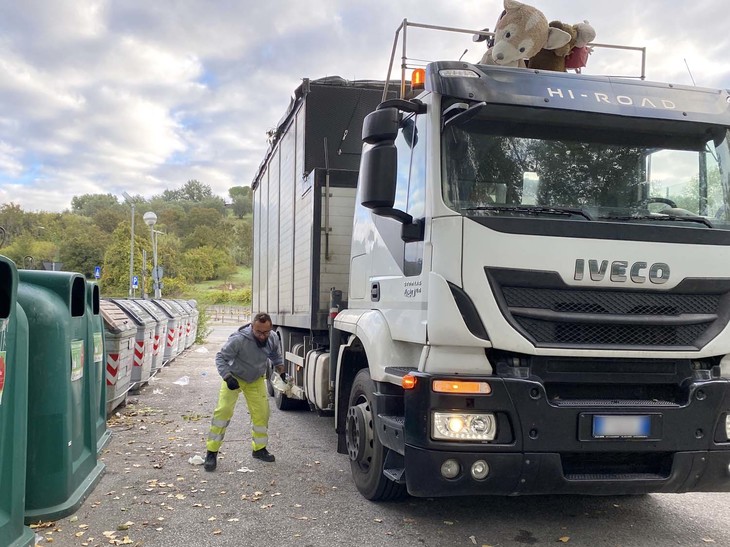 ダストボックスを回収するだけでなく、周囲のゴミも丁寧に拾う。