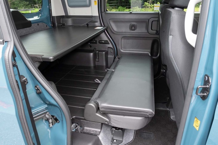 上の写真を車両前方側から見てみる。後席は背もたれを倒すとベンチのように座れ、ボードをデスクのように使える。