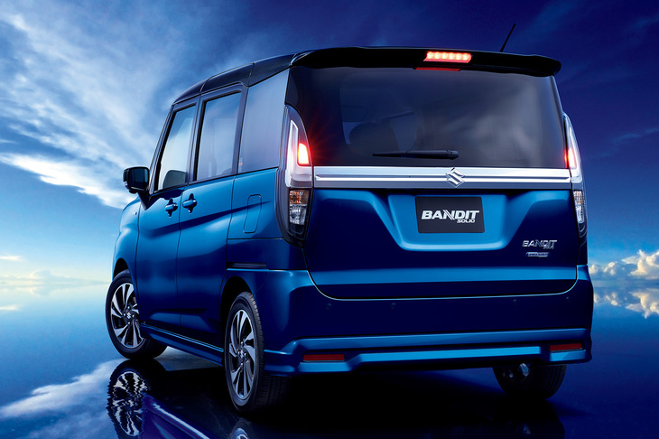 「スズキ・ソリオ バンディット」のボディーサイズは全長×全幅×全高＝3790×1645×1745mm、ホイールベースは2480mm。最高出力91PS、最大トルク118N・mの1.2リッター直4エンジンに同3.1PS、同50N・mのISG（モーター機能付き発電機）と専用リチウムイオンバッテリー、CVTを組み合わせたマイルドハイブリッド車のみのラインナップとなる。