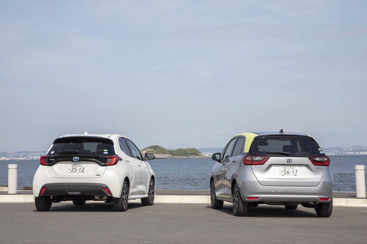 今回、「フィットe：HEVネス」（写真右）では約500kmの距離を試乗。燃費は満タン法で18.6km/リッター、車載の計測器で19.5km/リッターを記録した。対する「ヤリス ハイブリッドZ」（同左）の試乗距離は520kmほどで、燃費は満タン法で21.5km/リッター、車載の計測器で21.9km/リッターとなった。