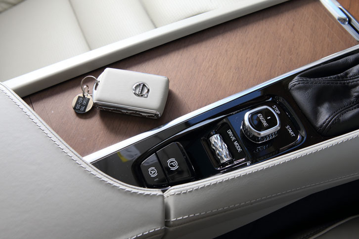 リモコンキー（写真左）は、内装と同色のレザーでコーディネートされる。その右側に見えるのは、センターコンソール上のエンジン始動スイッチと、走行モードの切り替えスイッチ。