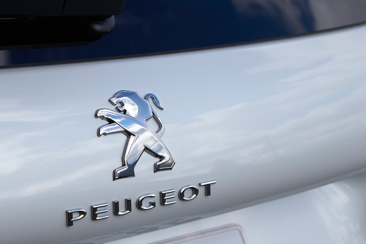 テールゲートを飾る、プジョーのエンブレム。