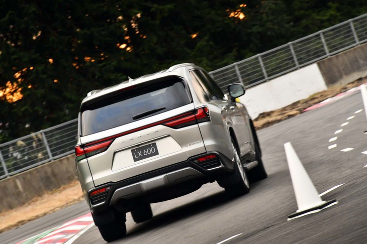 「LX」の静粛性と乗り心地は、「ランドクルーザー」に比べて明らかに高次のレベルにあると感じられた。