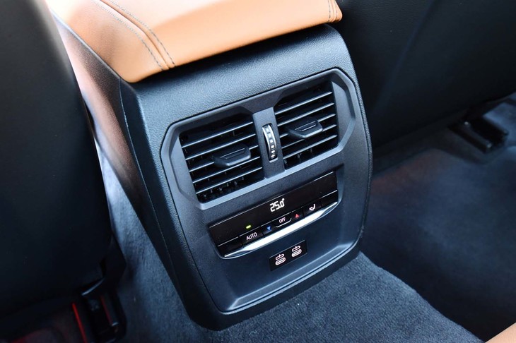 センターコンソール後端には、後席用の空調スイッチが用意される。2連のUSBコネクターはともに「Type-C」規格のもの。