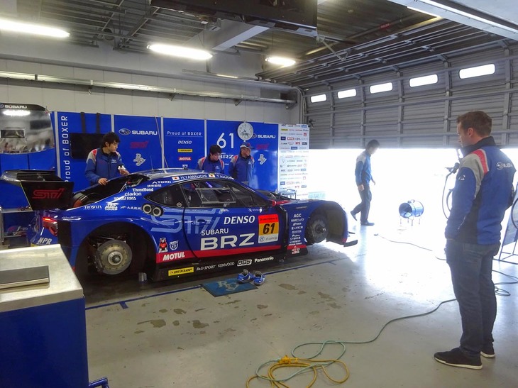 整備中の「BRZ GT300」。「WRX STI NBR」のドライバーであるカルロ・ヴァンダム選手（写真手前）も、興味津々の様子。