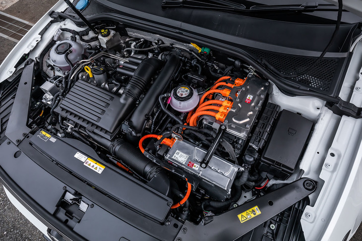 最高出力156PSの1.4リッター直4直噴ガソリンエンジンと、同116PSの電気モーター、外部充電が可能なリチウムイオンバッテリーが組み合わされたハイブリッドパワーユニットを搭載。