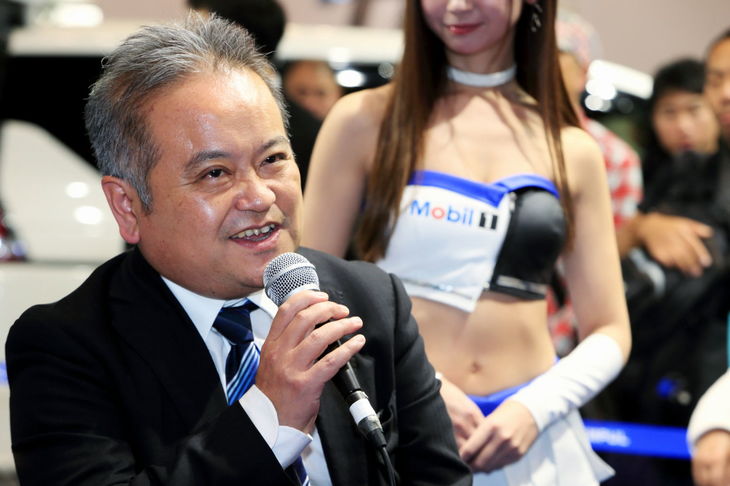 「Mobil 1」を取り扱うEMGルブリカンツの潤滑油企画統括部 副統括部長の山内保宏氏。TEAM IMPULのピットにまで出向くことが多く、星野監督の信頼も厚い。