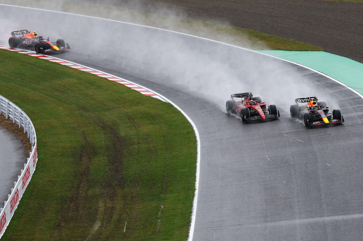 スタート直後、予選2位のシャルル・ルクレール（写真先頭左）が先行するも、1コーナーのアウトからポールシッターのフェルスタッペン（同右）が勇敢にオーバーテイク、トップを死守した。（Photo=Getty Images / Red Bull Content Pool）