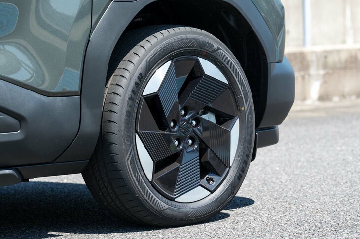 18インチホイールには空力性能を高めるべく専用デザインのガーニッシュを装着。試乗車のタイヤは、いずれも「グッドイヤー・エフィシェントグリップ2 SUV」だった。