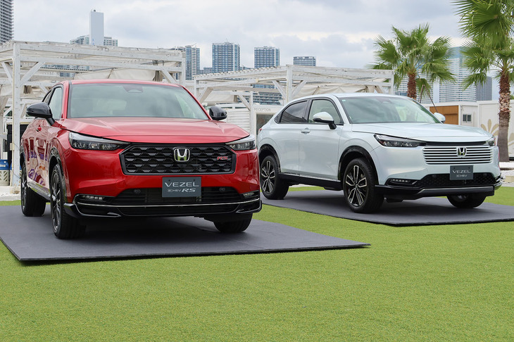 ヴェゼルe：HEV RS（写真左）とヴェゼルe：HEV X HuNTパッケージ（同右）。