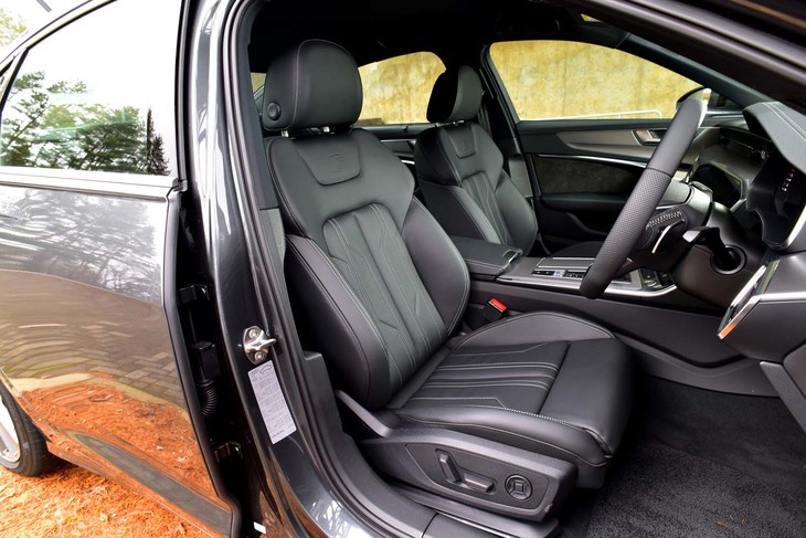 バルコナレザーのスポーツシートが標準装備。背もたれには「Sラインパッケージ」による「S」のエンボス加工が施される。