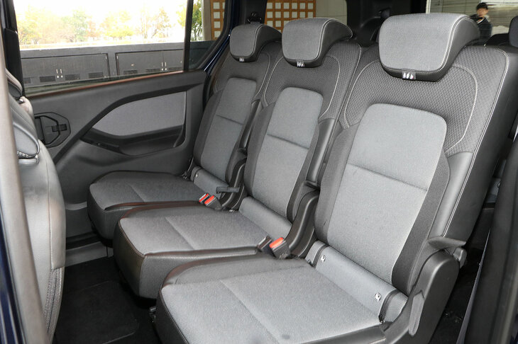 「グラン カングー」の2列目シートは、標準車とはつくりが異なる。3座独立式となっており、それぞれに個別に可倒機能とスライド機構が備わるのだ。また3列目シートへのアクセス性を高めるべく、前倒し機能も備えられており、取り外しも可能となっている。