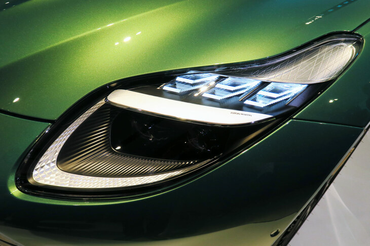 アストンマーティンDB12（ヘッドランプ）
