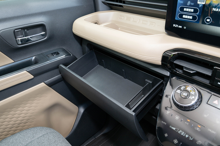 助手席前方の引き出し収納はティッシュ箱が収まるサイズ。3カ所に設定可能な仕切り板で内部を分割して使える。