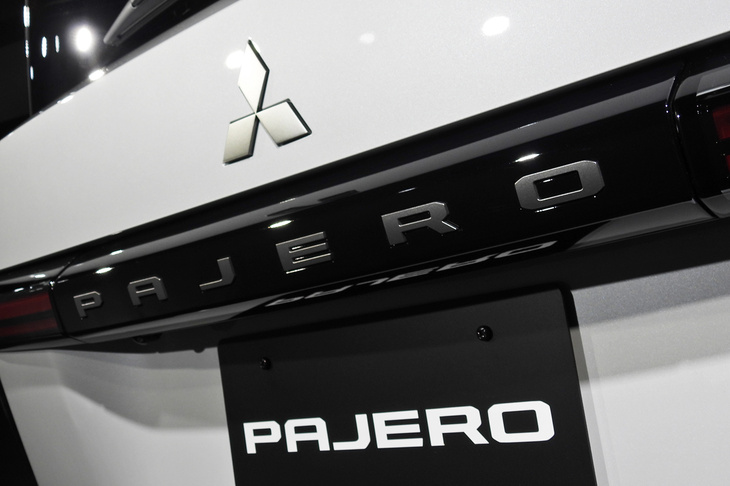 新型三菱パジェロ（「PAJERO」ロゴ）
