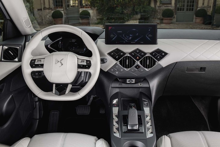 個性あふれるインテリア。インストゥルメントパネルのステッチやエアコン吹き出し口はダイヤモンドデザインで統一されている。