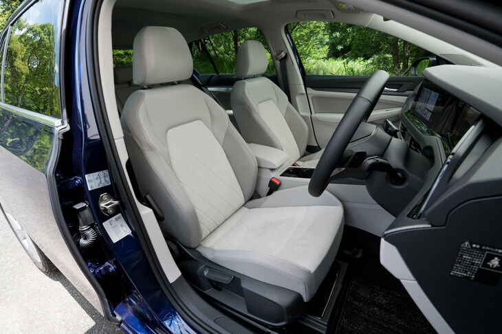 新型「ゴルフ」のパッケージレイアウトは、プラットフォームを受け継いだ7代目とほぼ共通。前後席ともに、十分な乗車スペースを確保している。写真は表皮にマイクロフリースが用いられた「ゴルフeTSIスタイル」のフロントシート。（写真：向後一宏）