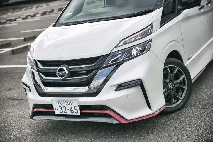フロントマスクには、専用デザインのフロントバンパーや「NISMO」のバッジが装着される。車両全体の空力デザインには、SUPER GTに参戦する「日産GT-R」で培った技術が投入されている。