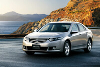 2008年12月に発売された8代目「アコード」。セダンタイプと、ステーションワゴンの「アコードツアラー」が設定された。エンジンは最高出力206PSの2.4リッター直4を搭載。