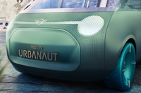 MINIのデザインアイコンである丸目をモチーフとしたヘッドランプと、伝統的な六角形から八角形に進化したグリルを採用。ヘッドランプは点灯時のみ見える。