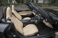 「ロードスター キャラメルトップ」には、ブラウンのほろのほか、「スポーツタン」と名づけられた茶系のレザーシートが装着される。