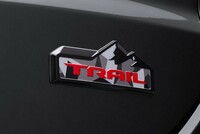 「ジープ・コマンダー」にダークカラー×レッドアクセントでドレスアップした限定車が登場の画像