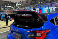 リアウイングには、STIカラーのピンクが映える。