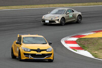 「モーターファンフェスタ2025」にて、富士スピードウェイのレーシングコースを走る「ルノー・アルピーヌ デイ」の参加車両。