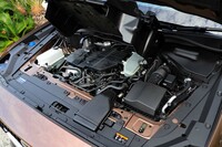 パワーユニットは3.3リッターディーゼルと同エンジンをベースとしたマイルドハイブリッド、2.5リッターガソリンをベースに電動化したプラグインハイブリッドの3種類。「CX-60」とは異なり、2.5リッターの純ガソリンエンジンは用意されない。