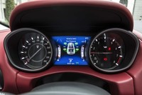 メーターパネルは2眼タイプ。中央にはカラー表示のマルチインフォメーションディスプレイがレイアウトされる。