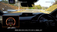 周囲の交通状況を乱すことなく車両は徐々に減速。ドライバー以外の乗員にもシステムの作動状況がきちんと分かるようになっている。