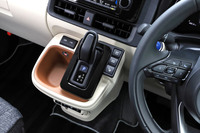 各操作系はタッチパネル式ではなく、いずれも慣れ親しんだボタン式。シフトセレクターや走行モードの切り替えなど、運転に関するコントローラーはセンターコンソールにまとめて配置されている。